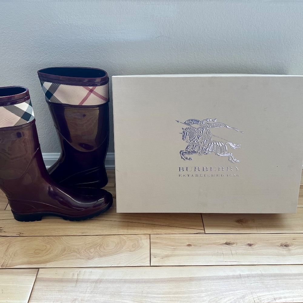 Women's 7.5 Burberry Rainboots - Picture 3 of 4